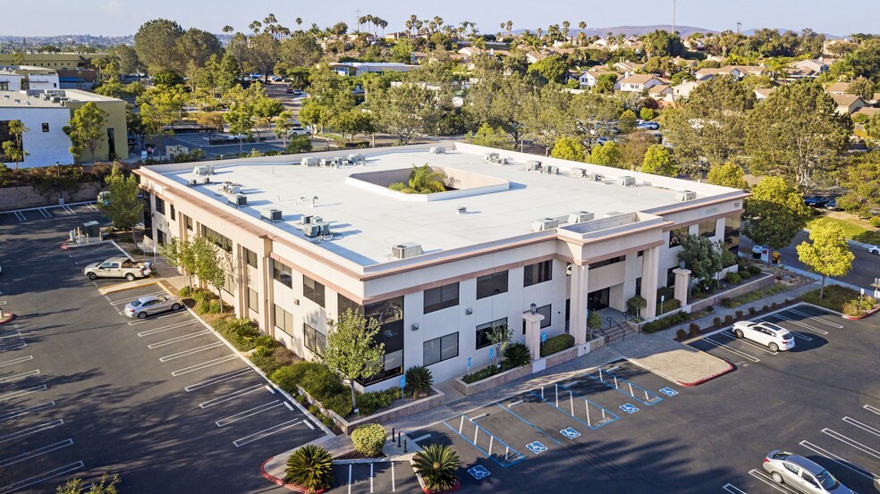 700 Garden View Ct, Encinitas, CA à louer - Photo de l’immeuble – Image 2 sur 6