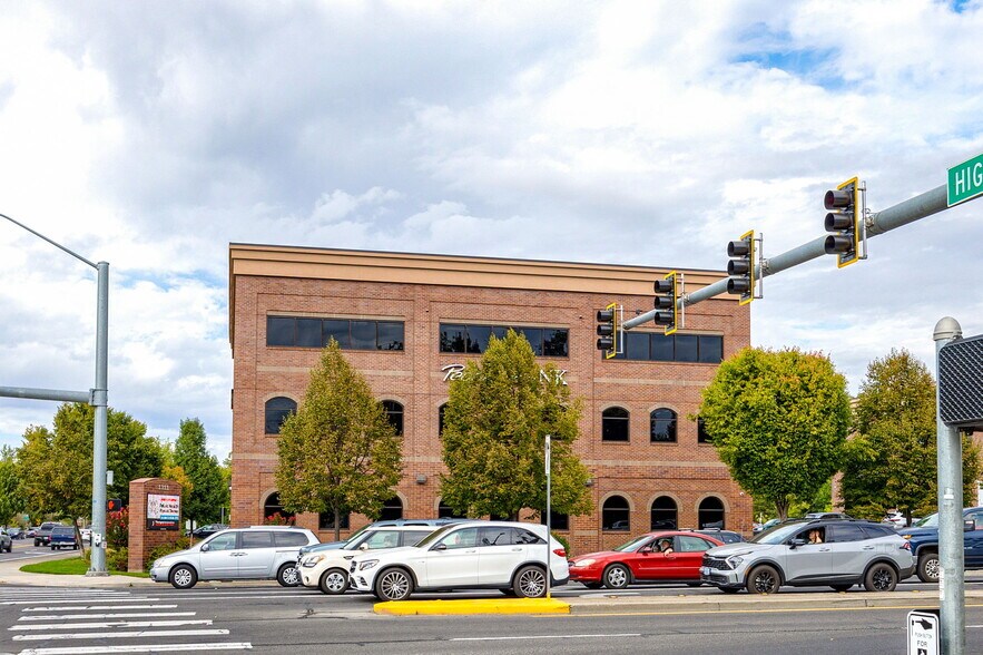 1311 E Barnett Rd, Medford, OR à louer - Photo de l’immeuble – Image 2 sur 6