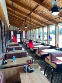 660 N Cedar St, Mason, MI à vendre - Photo intérieure – Image 3 sur 8