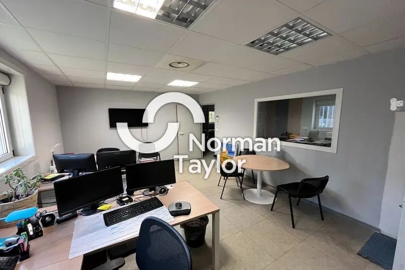 Bureau dans Gallargues-le-Montueux à louer Photo intérieure– Image 1 sur 5