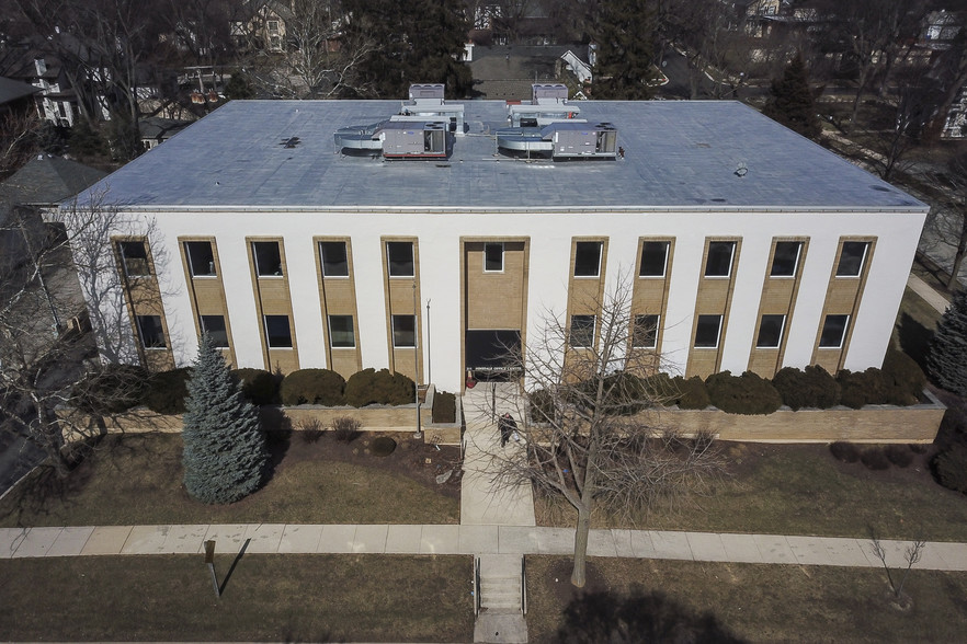 211 W Chicago Ave, Hinsdale, IL à louer - Photo principale – Image 1 sur 29