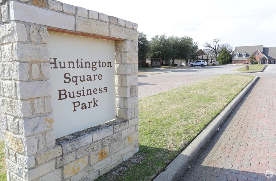 9285 Huntington Sq, North Richland Hills, TX à louer - Photo de l’immeuble – Image 3 sur 7