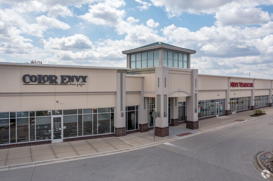 702-734 E Boughton Rd, Bolingbrook, IL à louer - Photo de l’immeuble – Image 3 sur 15