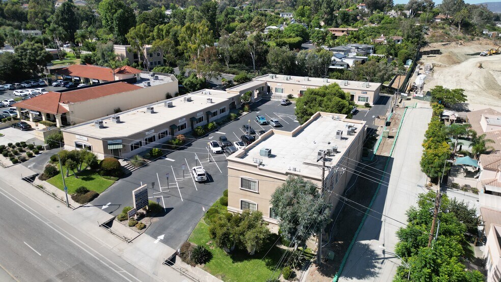 2210 Encinitas Blvd, Encinitas, CA à vendre - Photo de l’immeuble – Image 2 sur 8