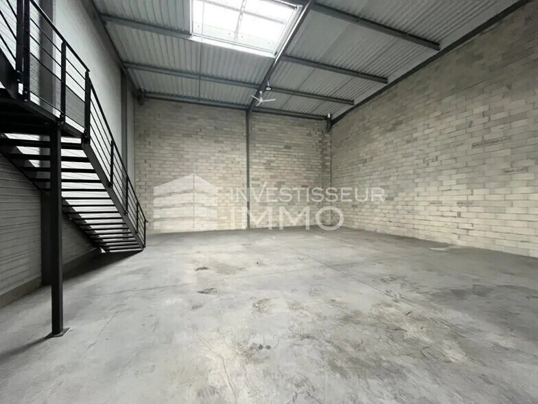 Local d’activités dans Aulnay-sous-Bois à louer - Photo de l’immeuble – Image 3 sur 5