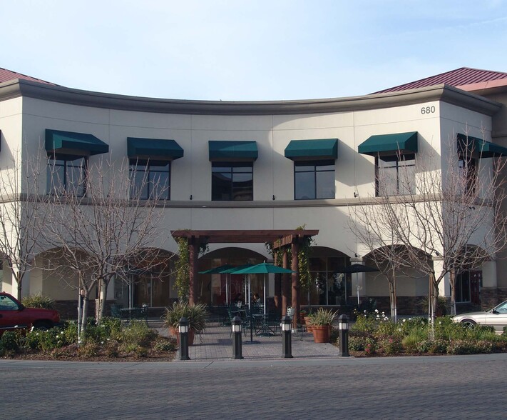 680 W Shaw Ave, Fresno, CA à louer - Photo de l’immeuble – Image 1 sur 6