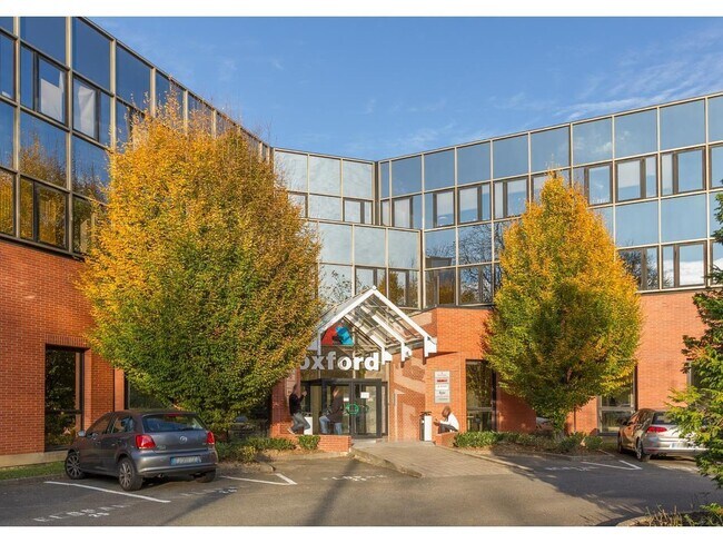 Plus de détails pour 12 Rue Du Fort De Saint-Cyr, Montigny-le-Bretonneux - Bureau à louer