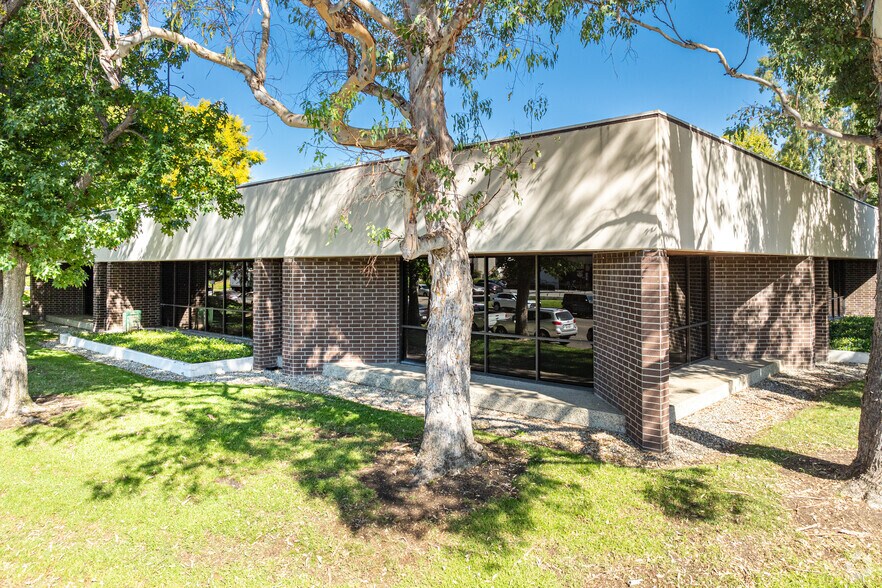 21155 Califa St, Woodland Hills, CA à vendre - Photo de l’immeuble – Image 2 sur 7