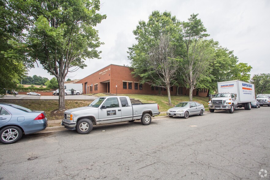 6825 Hill Park Dr, Lorton, VA à louer - Photo principale – Image 1 sur 9