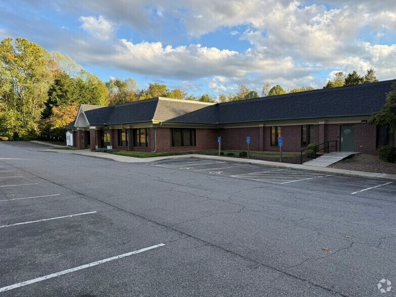 2215 Landover Pl, Lynchburg, VA à vendre - Photo principale – Image 1 sur 5