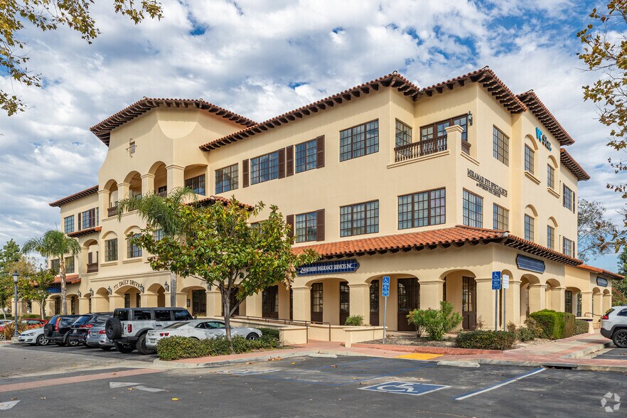 771 E Daily Dr, Camarillo, CA à louer - Photo de l’immeuble – Image 2 sur 7