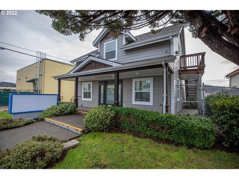 137 Hall Ave, Coos Bay, OR à vendre - Photo principale – Image 1 sur 27