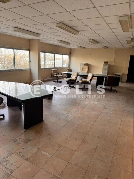 Local d'activités dans Buc à vendre - Photo intérieure – Image 2 sur 11