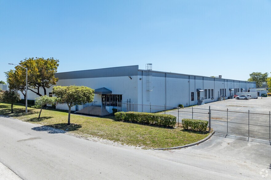 16335 NW 48th Ave, Miami Lakes, FL à louer - Photo principale – Image 3 sur 17