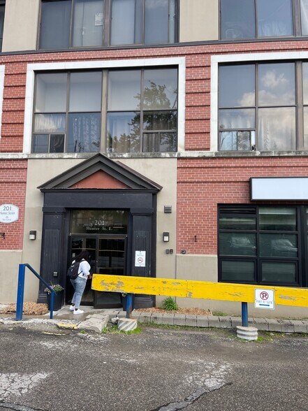 201-211 Hunter St E, Peterborough, ON à louer - Photo de l’immeuble – Image 3 sur 12