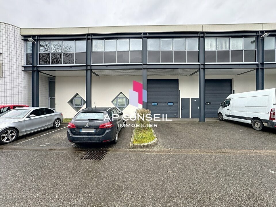 Local d’activités dans Élancourt à louer Photo de l’immeuble– Image 1 sur 13