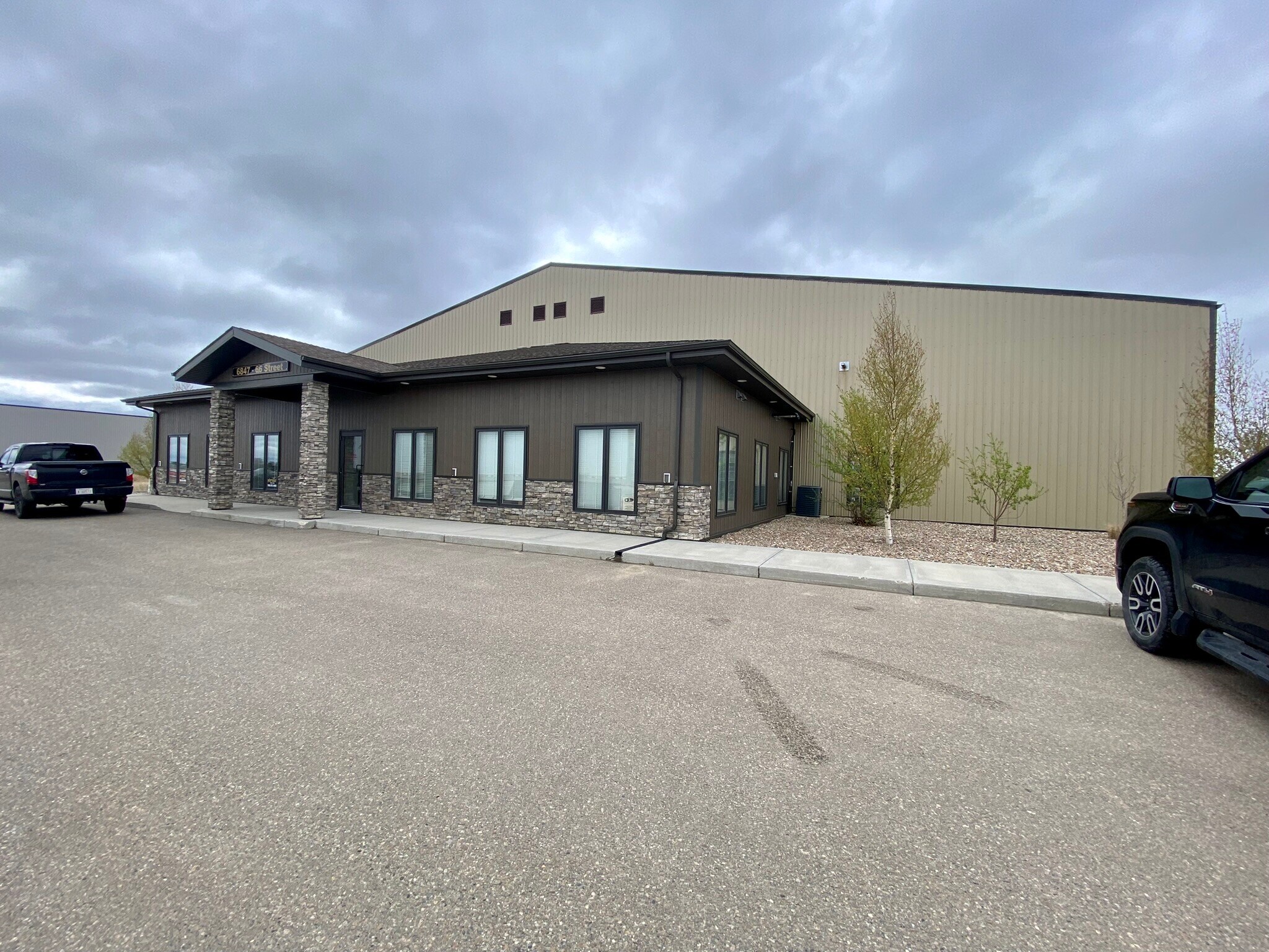 6847 66 St, Lloydminster, AB à louer Photo de l’immeuble– Image 1 sur 18