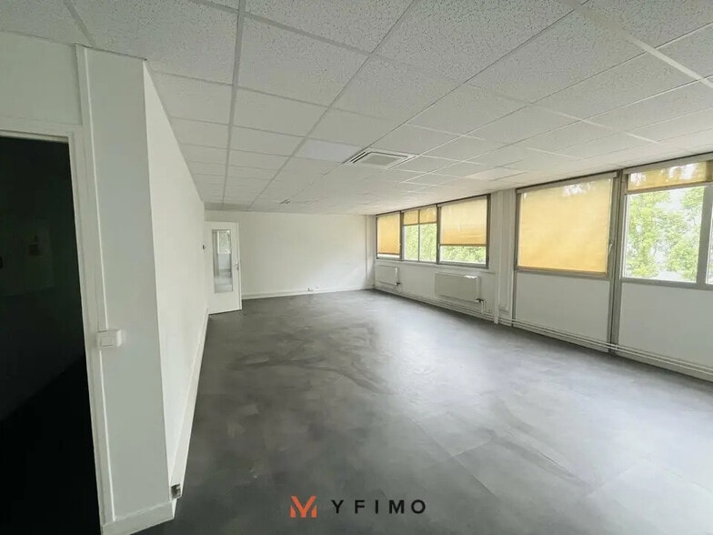 Local d’activités dans Trappes à louer - Photo de l’immeuble – Image 3 sur 7