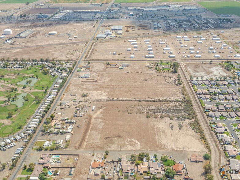 241 W Danenberg Dr, El Centro, CA à vendre - Photo de l’immeuble – Image 3 sur 8