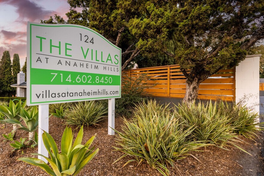 124 N Tustin Ave, Anaheim, CA à vendre - Photo de l’immeuble – Image 2 sur 10