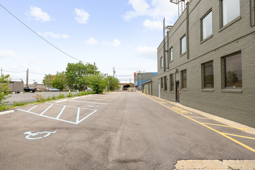 724 N Illinois St, Indianapolis, IN à louer - Photo de l’immeuble – Image 2 sur 11