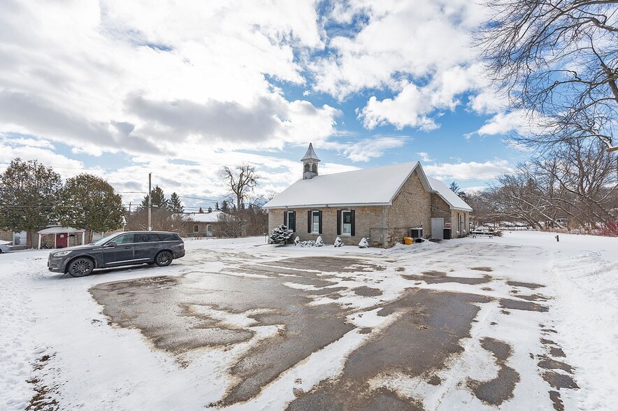 911 Purdy Mills Rd, Kingston, ON à vendre - Photo de l’immeuble – Image 2 sur 12