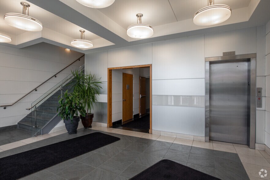 100 Ring Rd W, Garden City, NY à louer - Hall d’entrée – Image 3 sur 5