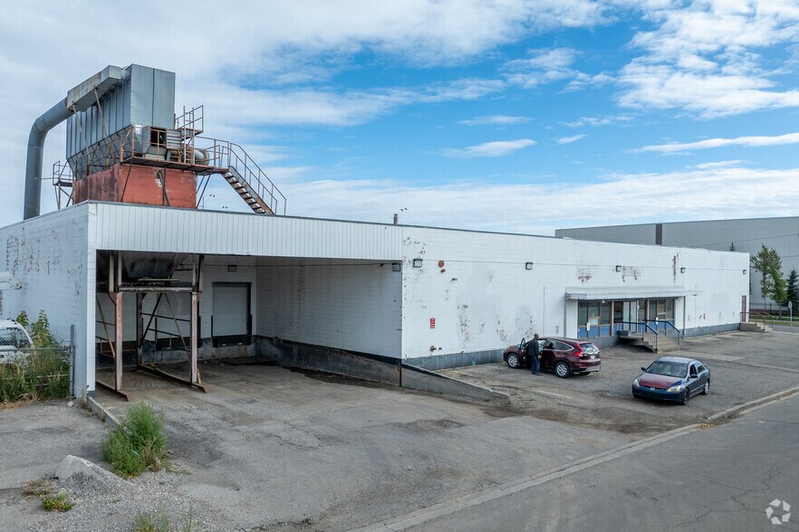 2264 48th St SE, Calgary, AB à louer - Photo de l’immeuble – Image 2 sur 3