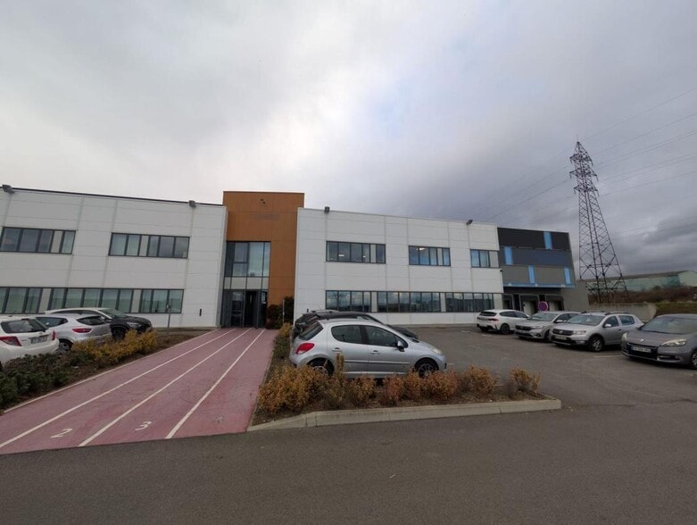 Local d’activités dans Limay à louer - Photo de l’immeuble – Image 1 sur 10