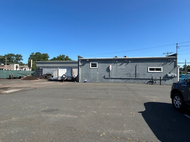 151 Kitts Ln, Newington, CT à vendre - Photo de l’immeuble – Image 2 sur 5