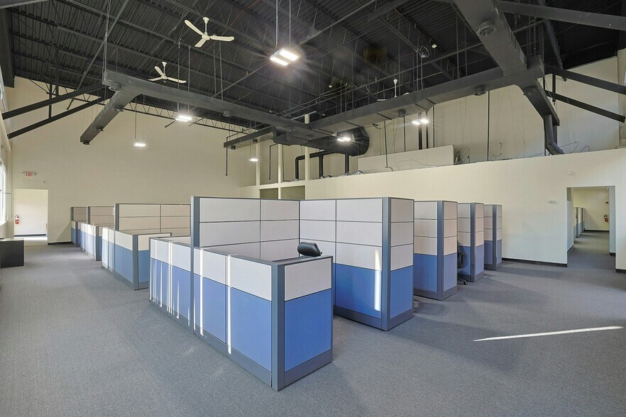 704 Executive Blvd, Valley Cottage, NY à louer - Photo intérieure – Image 3 sur 35