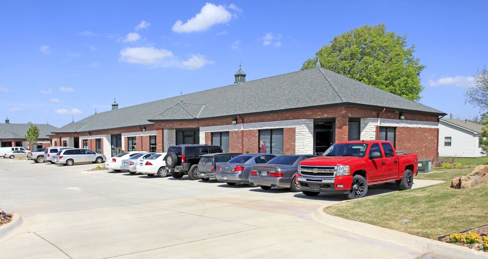 825 S Kelly Ave, Edmond, OK à vendre - Photo de l’immeuble – Image 2 sur 6