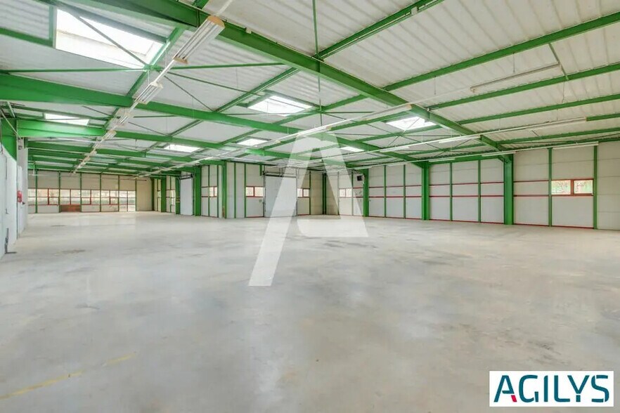 Local d’activités dans Saint-Thibault-des-Vignes à louer - Photo intérieure – Image 1 sur 9