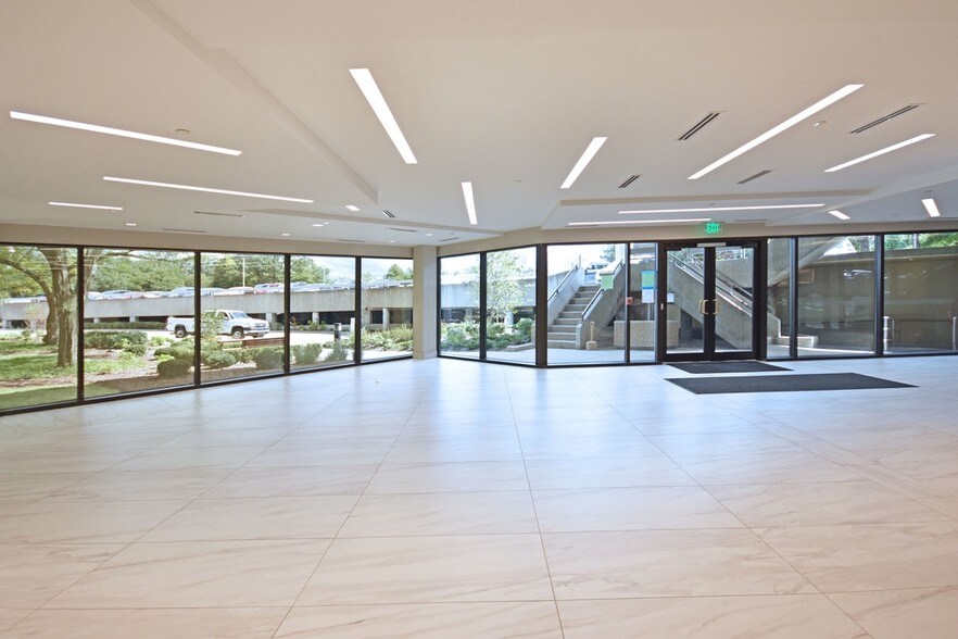 38505 Woodward Ave, Bloomfield Hills, MI à louer - Hall d’entrée – Image 3 sur 7