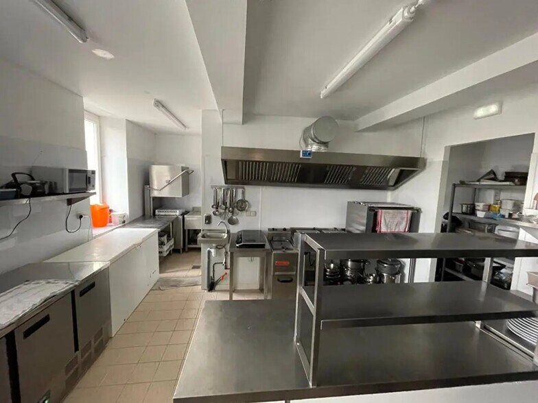 Local d'activités dans Avignon à vendre - Photo de l’immeuble – Image 2 sur 18