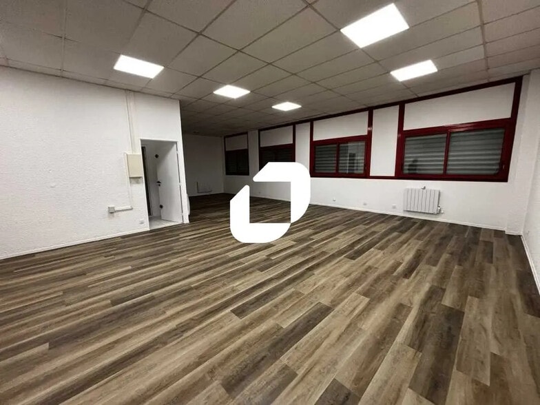 22 Bis Rue Des Malines, Lisses à louer - Photo de l’immeuble – Image 3 sur 9