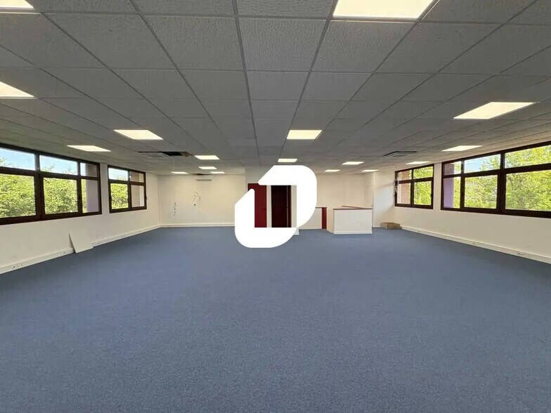 30 Avenue Robert Surcouf, Voisins-le-Bretonneux à louer - Photo de l’immeuble – Image 3 sur 11
