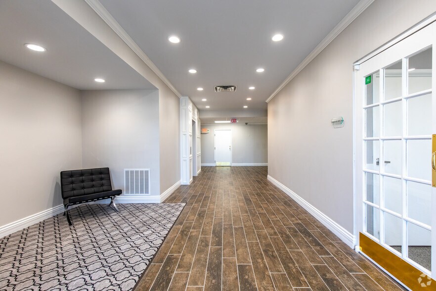 6300 NW Expressway, Oklahoma City, OK à vendre - Hall d’entrée – Image 2 sur 37