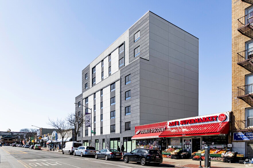 1353 Castle Hill Ave, Bronx, NY à louer - Photo de l’immeuble – Image 1 sur 4