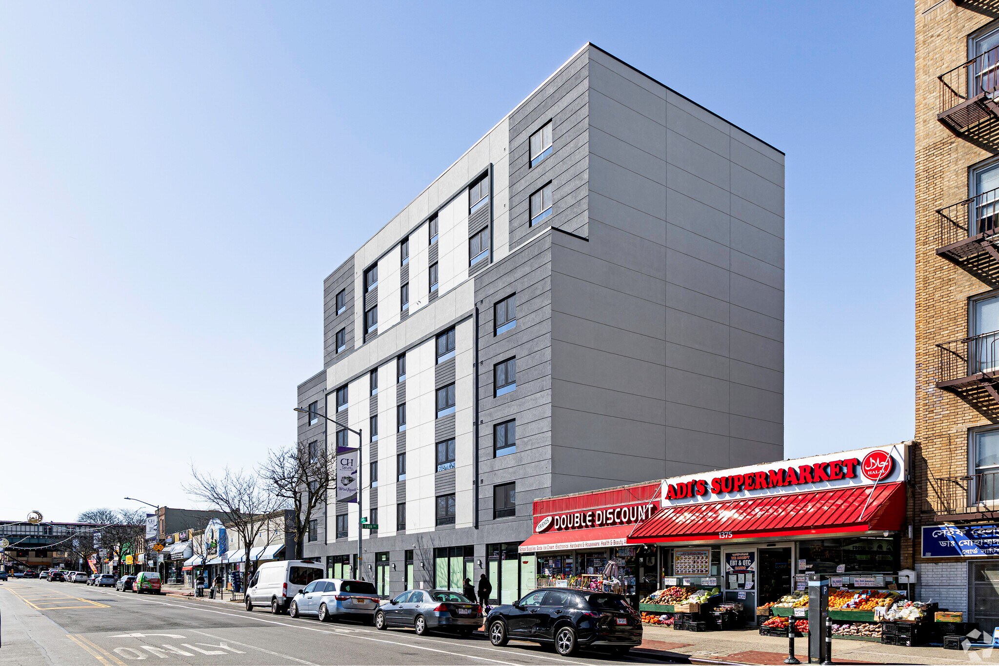 1353 Castle Hill Ave, Bronx, NY à louer Photo de l’immeuble– Image 1 sur 5