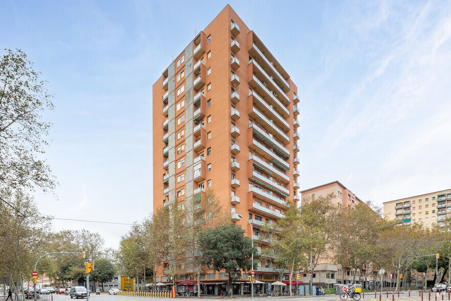 Immeuble residentiel dans Barcelone, Barcelona à vendre - Photo principale – Image 1 sur 8