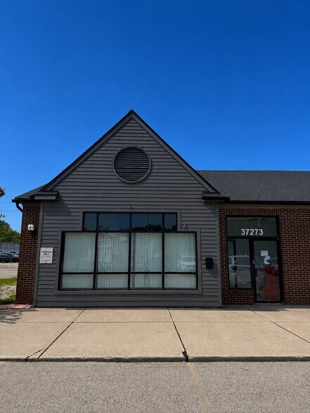37273-37303 Groesbeck Hwy, Clinton Township, MI à louer - Photo de l’immeuble – Image 2 sur 3