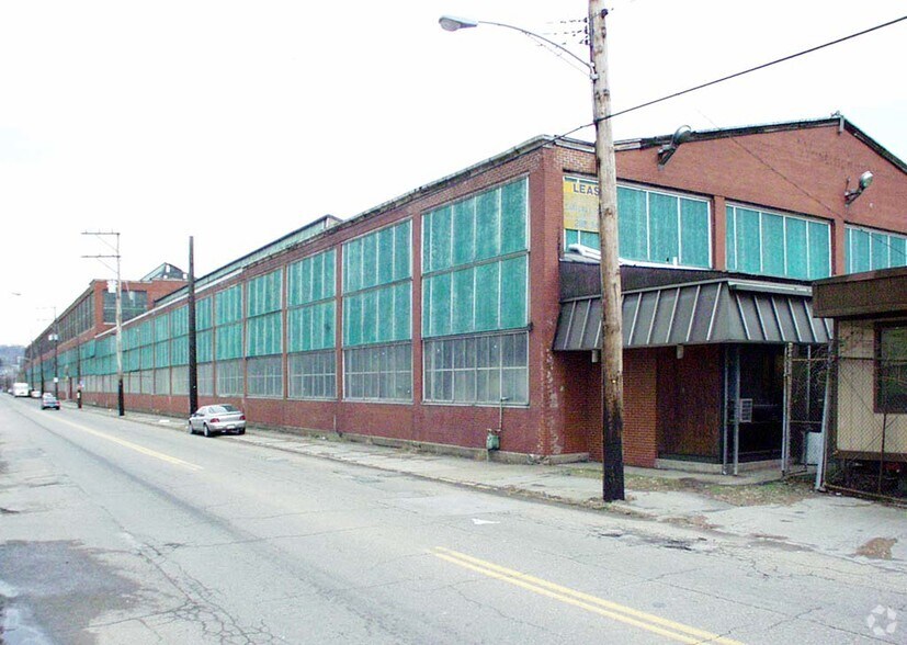 1210 Airbrake Ave, Turtle Creek, PA à louer - Photo de l’immeuble – Image 3 sur 4