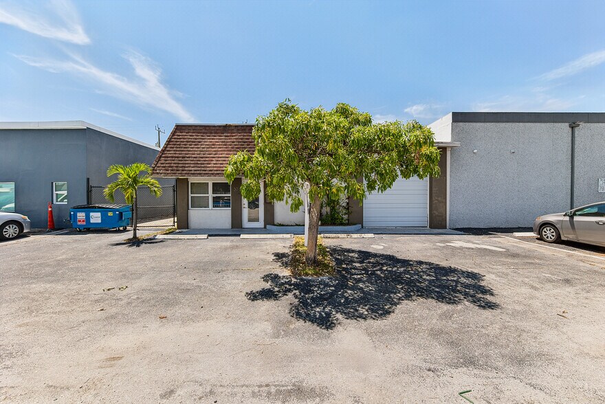 30 SW 5th Ct, Pompano Beach, FL à vendre - Photo de l’immeuble – Image 2 sur 15