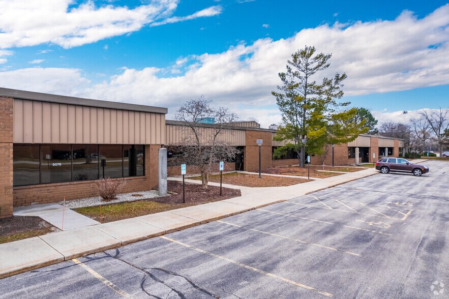 9050-9088 N Deerbrook Trl, Brown Deer, WI à vendre - Photo de l’immeuble – Image 3 sur 6