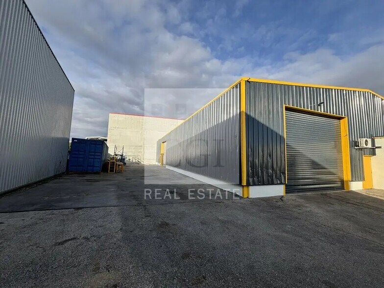 Local d'activités dans Pusignan à vendre - Photo de l’immeuble – Image 2 sur 12