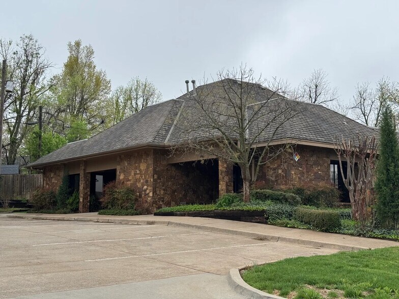216 E 10th St Plz, Edmond, OK à louer - Photo de l’immeuble – Image 3 sur 24