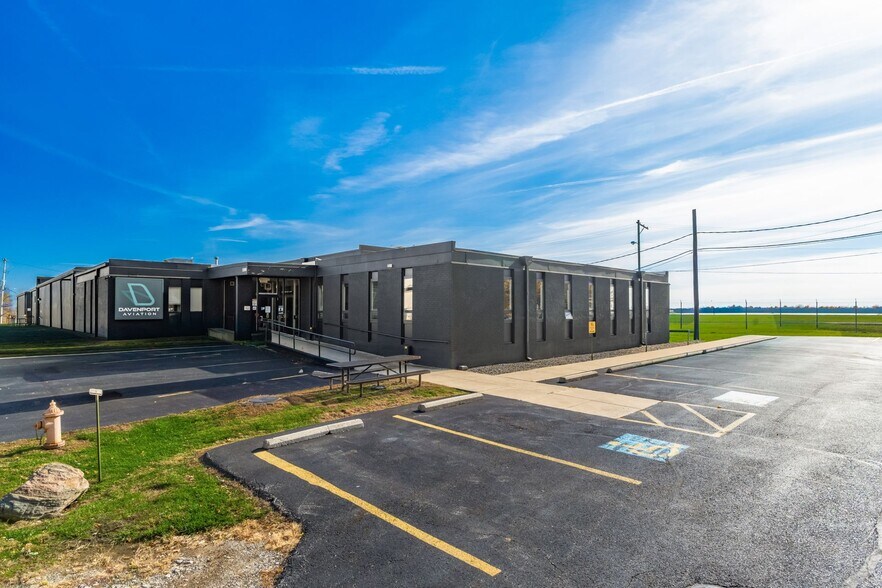 2300 Marilyn Ln, Columbus, OH à louer - Photo de l’immeuble – Image 3 sur 10