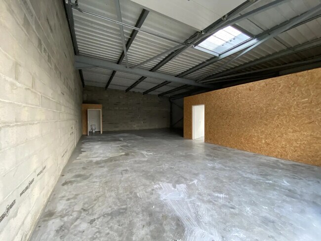 Plus de détails pour 3 Rue Des Frères Lumière, Carbon-Blanc - Industriel/Logistique à vendre