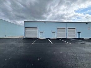 1200-1340 Stirling Rd, Dania Beach, FL à louer Photo de l’immeuble– Image 2 sur 7